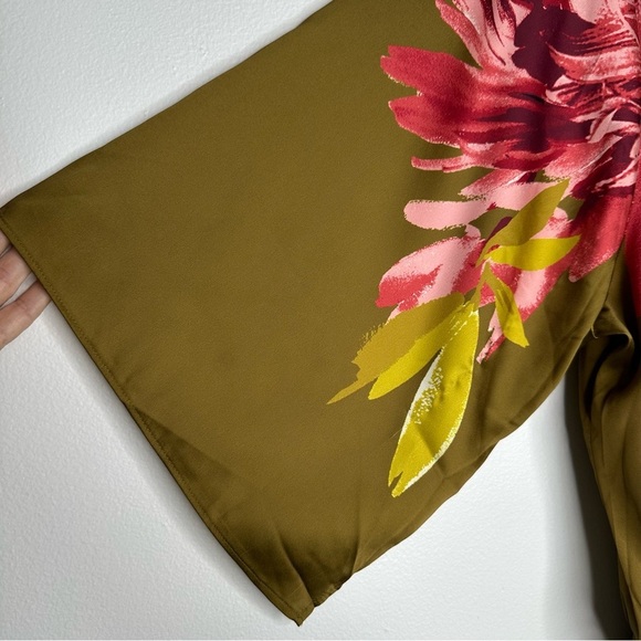 White House Black Market Kimono Sleeve Blouse Olive Floral Large - Picture 4 of 14